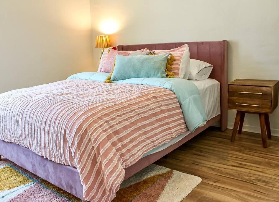 فيلا Newly Remodeled Midcentury Pink Flamingo Casa فينيكس المظهر الخارجي الصورة